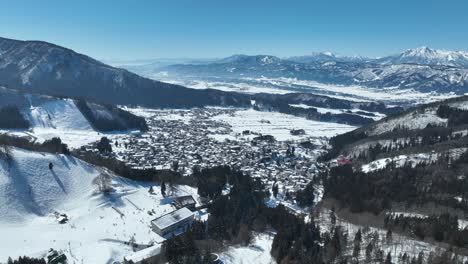 Toma-Aérea-En-órbita-De-La-Aldea-Japonesa-De-La-Estación-De-Esquí-De-Montaña-Nozawaonsen.