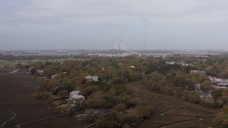 Toma-Aérea-Amplia-Del-Puente-Ravenel-Desde-Shem-Creek-En-Un-Día-Brumoso-En-Mount-Pleasant,-Carolina-Del-Sur