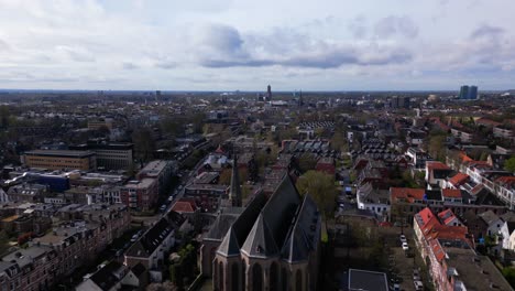 Drone-Con-La-Iglesia-De-Arnhem-Y-El-Panorama-Del-Día-Del-Centro-Histórico-De-La-Ciudad