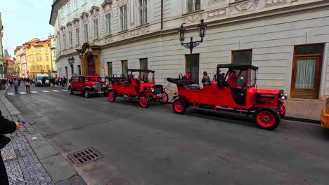 Coche-Antiguo-Rojo-Vintage-Que-Ofrece-Un-Recorrido-Por-La-Ciudad-Estacionado-En-La-Calle-De-Praga-En-La-República-Checa