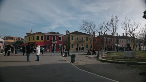 Burano-Square-Lebendigkeit-Und-Venezianischer-Charme