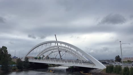 Twin-Arch-Bridge-Am-Kingsford-Smith-Sydney-International-Airport-Fahrt-An-Einem-Bewölkten-Tag-Am-Tempe-Wolli-Creek,-NSW,-Australien