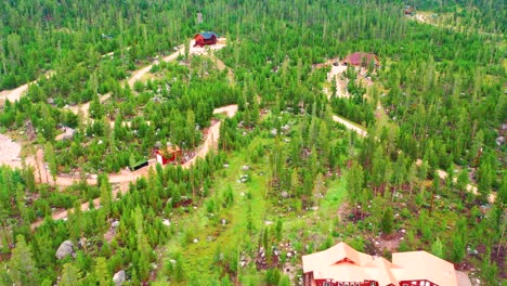 Cabañas-Aisladas-En-Medio-De-La-Nada-Rodeadas-De-Un-Bosque-De-Pinos-En-Un-Barrio-Rural-Escondido-Con-Caminos-De-Tierra