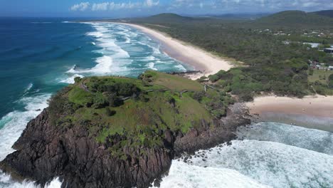 Playa-De-Cabarita-Y-Promontorio-De-Norries-Durante-El-Día-En-Nueva-Gales-Del-Sur,-Australia---Retroceso-De-Drones