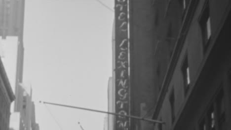Straßen-Chicagos-Der-1930er-Jahre:-Oldtimer-Und-Fußgänger-Vor-Dem-Hintergrund-Von-Wolkenkratzern