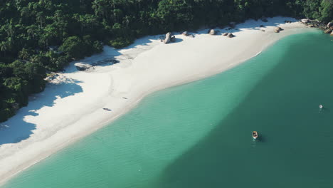 Der-Strand-Von-Campeche-In-Florianopolis,-Brasilien,-Gilt-Als-Einer-Der-Schönsten-Strände-Der-Welt-Und-Besticht-Durch-Seinen-Unberührten-Sand,-Das-Kristallklare-Wasser-Und-Die-Atemberaubende-Naturlandschaft.