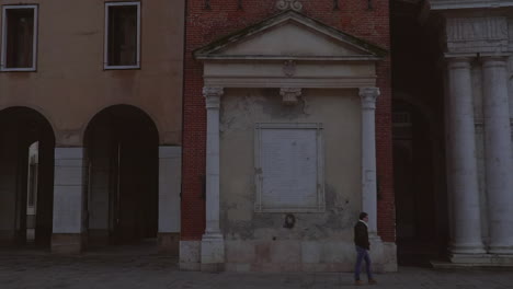 Vista-Panorámica-De-Una-Persona-Caminando-Por-Un-Hermoso-Y-Antiguo-Edificio-Italiano-En-Vicenza-Italia