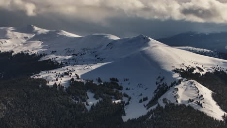 Winter-Frühling-Vail-Pass-Ptarmigan-Hill-Gesims-Colorado-Schneemobil-Trail-Raupenspur-Rocky-Mountains-Hinterland-Höhengipfel-Ski-Snowboard-Sonnenuntergang-Wolken-Vorwärts-Schwenk-Enthüllung-Bewegung