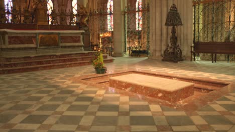 Tomb-of-William-the-Conqueror-illuminated-by-light-in-abbey-church