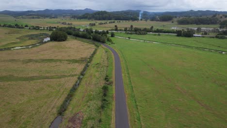 Clothiers-Creek-Road-Durch-Felder-In-Tanglewood,-New-South-Wales,-Australien