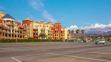 Menschen-Bräunen-Sich-Auf-Hotelbalkonen,-Wunderbarer-Klarer-Sonniger-Tag-In-Malaga