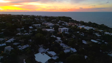 Drone-Aéreo-Del-Barrio-Costero-De-Rapid-Creek-En-Darwin-NT-Australia-A-La-Hora-Dorada-Con-Brillo-Rojo-Desde-El-Atardecer-Al-Atardecer