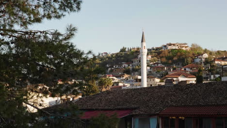 Minarett-In-Berat-Mit-Hügeligem-Hintergrund-Und-Stadtbild,-Albanien