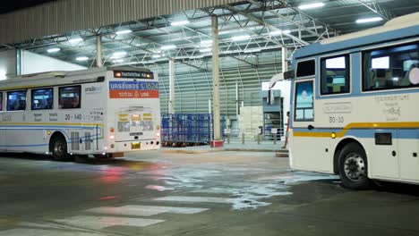 Reisebusse-Fahren-Nachts-In-Einen-Busbahnhof-Ein