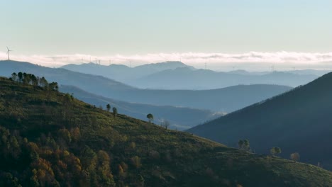 Serra-Da-Estrela-Bergsilhouetten-Mit-Windturbinen-Gegen-Den-Himmel