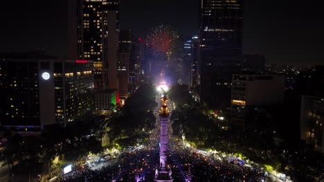 Luftaufnahme-Der-Neujahrsfeier-Am-Paseo-De-La-Reforma,-Nacht-In-Mexiko-Stadt