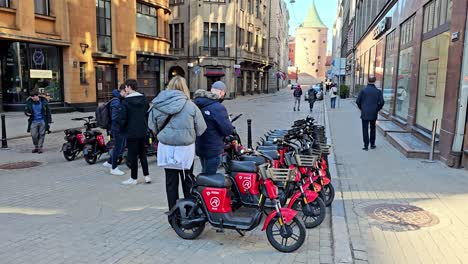 Eine-Gruppe-Roter-Motorroller-Parkt-Auf-Einem-Bürgersteig-Vor-Einem-Gebäude