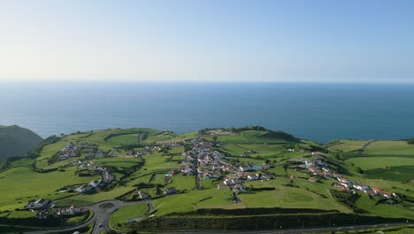 Algarvia-Zivilgemeinde-Auf-üppigen-Hügeln-Mit-Blick-Auf-Den-Atlantik,-Nordeste