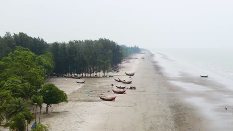 Hölzerne-Fischerboote-Verlassen-Am-Strand-Bangladesch-Küste-Indischer-Ozean