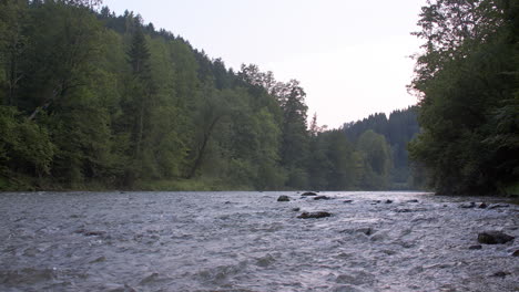 El-Río-Fluye-Al-Amanecer-En-Un-Pintoresco-Paisaje-De-Montaña.