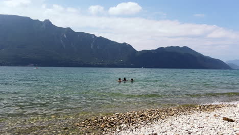 Vista-Junto-Al-Lago-De-Gente-Nadando-En-El-Lago-Bourget-En-Las-Montañas-Jura