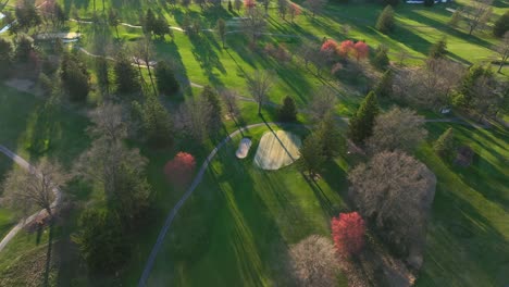 Luz-Del-Sol-Brillando-En-El-Campo-De-Golf-Verde-En-La-Ciudad-Americana-Al-Atardecer