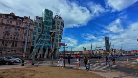 Touristen-Fotografieren-Das-Tanzende-Haus,-Das-Ginger--Und-Fred-Gebäude-In-Prag,-Tschechische-Republik