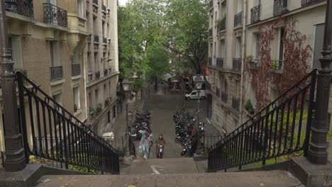 Pariser-Müssen-Im-Stadtteil-Montmartre-Viele-Treppen-Steigen