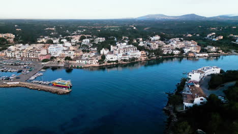 Serena-Vista-Al-Atardecer-Sobre-El-Puerto-De-Portopetro,-Mallorca,-El-Mar-En-Calma-Y-Los-Barcos.