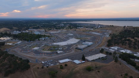 Vista-Aérea-De-La-Prisión-De-Folsom-Y-El-Lago-Folsom-Durante-La-Puesta-De-Sol