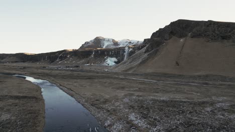 Vista-Lejana-De-La-Cascada-De-Seljalandsfoss-En-La-Región-Sur,-Islandia