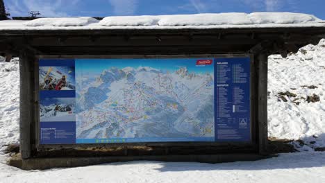 Un-Mapa-Informativo-De-La-Estación-De-Esquí-De-Nassfeld-Muestra-Un-Gran-Número-De-Pistas-Con-Diferentes-Dificultades.