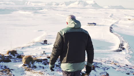 Excursionista-Anciano-Explorando-Paisajes-Helados-De-Islandia-Tiro-Con-Cardán