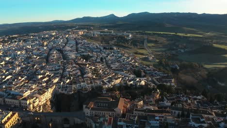 Vista-Aérea-De-Ronda-Con-El-Puente-Nuevo-En-Málaga,-Andalucía,-España.