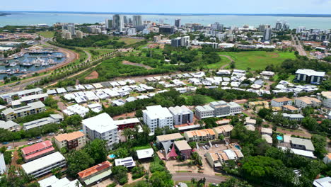 Drone-Aéreo-De-Un-Suburbio-Residencial-Con-Vista-Panorámica-De-La-Ciudad-De-Darwin-Nt-Australia