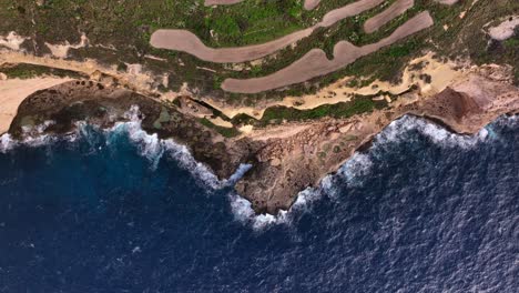 Vista-Aérea-De-Arriba-Hacia-Abajo-De-Los-Acantilados-De-Dingli-Y-El-Mar-Mediterráneo.