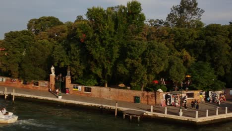 Boots--Und-Fußgängerverkehr-Auf-Dem-Canale-Grande,-Venedig-Bei-Romantischem-Sommersonnenuntergang