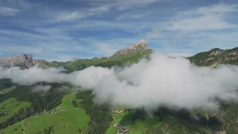 Die-Drohne-Fliegt-Sanft-Vorwärts-Und-Umrahmt-Den-Peitlerkofel-In-Wolkenverhangenen-Dolomiten