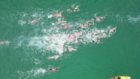 Los-Competidores-Compiten-En-Una-Carrera-De-Natación-En-El-Océano-En-Un-Campeonato-Australiano-De-Salvamento-De-Surf.