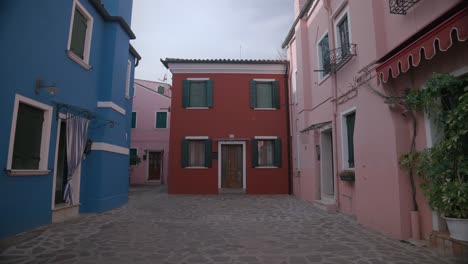 Pastellkreuzung:-Rosa-Trifft-Blau-In-Der-Burano-Gasse