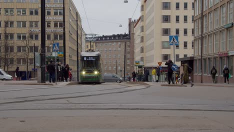 Der-öffentliche-Nahverkehrszug-Kommt-Auf-Der-Straße-In-Der-Innenstadt-Von-Helsinki-Zum-Stehen