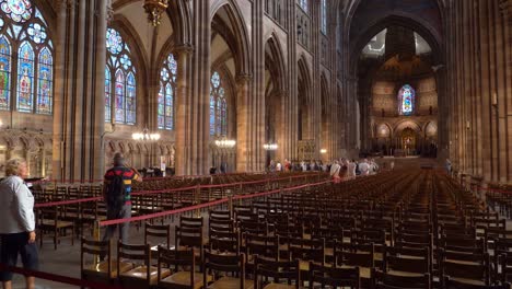 La-Gente-Visita-La-Catedral-De-Nuestra-Señora-De-Estrasburgo-Para-Disfrutar-De-Su-Belleza-Y-Gloria.