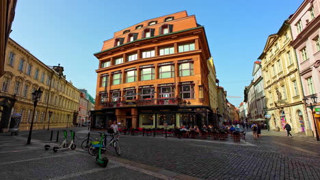 Grand-Café-Orient-Edificios-De-Estilo-Cubista-Casco-Antiguo-De-La-Ciudad-De-Praga,-República-Checa