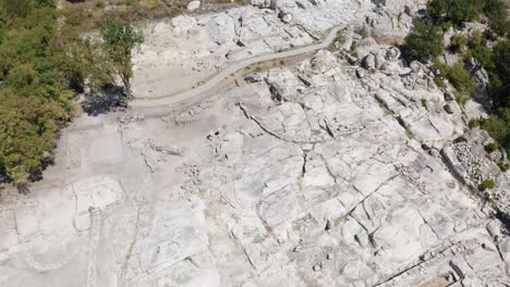 Antiguas-Ruinas-Del-Lugar-Sagrado-De-Perperikon-Cerca-De-Kardzhali-En-La-Montaña-Ródope-Oriental,-Bulgaria-Balcánica