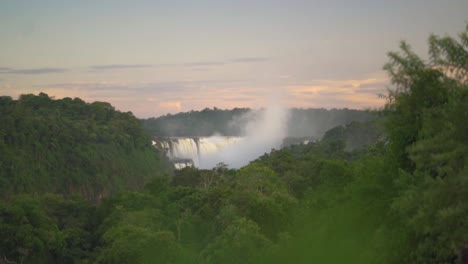 Dschungel,-Wasser-Und-Himmel,-Eine-Unvergessliche-Landschaft-Der-Iguazú-Wasserfälle