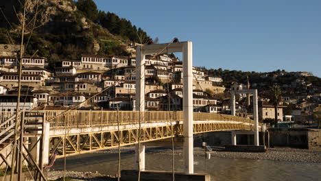 Puente-Histórico-De-Gorica-Y-Fondo-De-La-Casa-Otomana,-Berat,-Albania,-Toma-De-Establecimiento