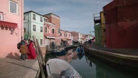 Tranquil-canal-life-on-Burano-Island,-Italy