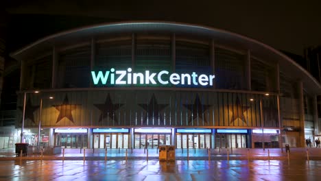 El-Wizink-Center,-El-Recinto-Cubierto-Para-Eventos-Deportivos,-Comerciales-Y-Musicales-De-Madrid,-Visto-De-Noche.