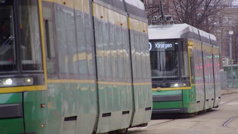 Trenes-De-Transporte-Público-Limpios-Y-Brillantes-En-Las-Calles-De-La-Ciudad-En-Escorzo