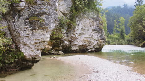 Rocas-De-Piedra-Gris-Con-Un-Pintoresco-Río-En-Un-Paisaje-De-Montaña